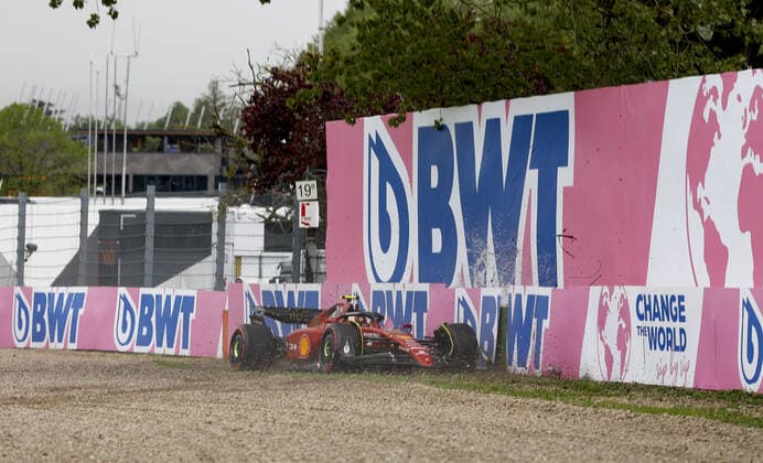 55 SAINZ Carlos (spa), Scuderia Ferrari F1-75 crash in qualifying during the Formula 1 Grand Premio del Made in Italy e dell Emilia-Romagna 2022, 4th round of the 2022 FIA Formula One World Championship, WM, Weltmeisterschaft on the Imola Circuit, from April 22 to 24, 2022 in Imola, Italy - F1 - EMILIA ROMAGNA GRAND PRIX 2022 DPPI Panoramic  F12022GP04ITA_JK305029