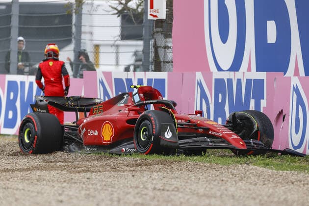 Sport Bilder des Tages 55 SAINZ Carlos (spa), Scuderia Ferrari F1-75 crash in qualifying during the Formula 1 Grand Premio del Made in Italy e dell Emilia-Romagna 2022, 4th round of the 2022 FIA Formula One World Championship, WM, Weltmeisterschaft on the Imola Circuit, from April 22 to 24, 2022 in Imola, Italy - F1 - EMILIA ROMAGNA GRAND PRIX 2022 DPPI Panoramic  F12022GP04ITA_JK303976