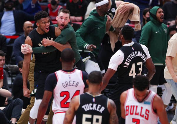 Sport Themen der Woche KW16 Sport Bilder des Tages CHICAGO, IL - APRIL 22: Milwaukee Bucks forward Giannis Antetokounmpo (34) and Milwaukee Bucks guard Pat Connaughton (24) react to Milwaukee Bucks forward Thanasis Antetokounmpo (43) slam dunk during Game Three of the Eastern Conference First Round Playoffs between the Milwaukee Bucks and the Chicago Bulls on April 22, 2022 at the United Center in Chicago, IL. (Photo by Melissa Tamez Icon Sportswire) NBA, Basketball Herren, USA APR 22 Eastern Conference First Round Playoffs - Bucks at Bulls Icon22042248