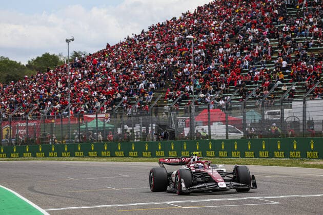 24 ZHOU Guanyu (chi), Alfa Romeo F1 Team ORLEN C42, action during the Formula 1 Grand Premio del Made in Italy e dell Emilia-Romagna 2022, 4th round of the 2022 FIA Formula One World Championship, WM, Weltmeisterschaft on the Imola Circuit, from April 22 to 24, 2022 in Imola, Italy - F1 - EMILIA ROMAGNA GRAND PRIX 2022 DPPI Panoramic  00122010_GOOD2514.JPG_
