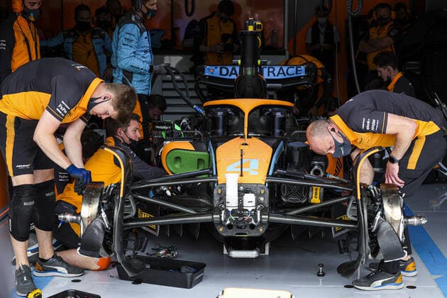 04 NORRIS Lando (gbr), McLaren F1 Team MCL36, brakes problems during the Formula 1 Grand Premio del Made in Italy e dell Emilia-Romagna 2022, 4th round of the 2022 FIA Formula One World Championship, WM, Weltmeisterschaft on the Imola Circuit, from April 22 to 24, 2022 in Imola, Italy - F1 - EMILIA ROMAGNA GRAND PRIX 2022 DPPI Panoramic  00122010_GOOD2481.JPG_