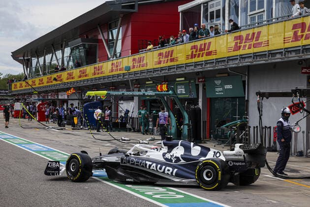 10 GASLY Pierre (fra), Scuderia AlphaTauri AT03, action during the Formula 1 Grand Premio del Made in Italy e dell Emilia-Romagna 2022, 4th round of the 2022 FIA Formula One World Championship, WM, Weltmeisterschaft on the Imola Circuit, from April 22 to 24, 2022 in Imola, Italy - F1 - EMILIA ROMAGNA GRAND PRIX 2022 DPPI Panoramic  00122010_GOOD2520.JPG_