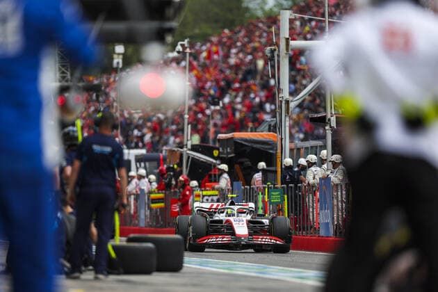 47 SCHUMACHER Mick (ger), Haas F1 Team VF-22 Ferrari, action during the Formula 1 Grand Premio del Made in Italy e dell Emilia-Romagna 2022, 4th round of the 2022 FIA Formula One World Championship, WM, Weltmeisterschaft on the Imola Circuit, from April 22 to 24, 2022 in Imola, Italy - F1 - EMILIA ROMAGNA GRAND PRIX 2022 DPPI Panoramic  20220423_G00D2477