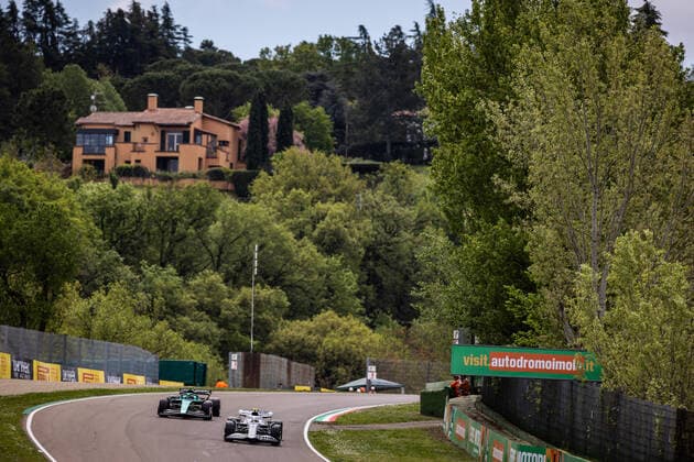22 TSUNODA Yuki (jap), Scuderia AlphaTauri AT03, action 05 VETTEL Sebastian (ger), Aston Martin F1 Team AMR22, action during the Formula 1 Grand Premio del Made in Italy e dell Emilia-Romagna 2022, 4th round of the 2022 FIA Formula One World Championship, WM, Weltmeisterschaft on the Imola Circuit, from April 22 to 24, 2022 in Imola, Italy - F1 - EMILIA ROMAGNA GRAND PRIX 2022 DPPI Panoramic 00122010_GH_77945