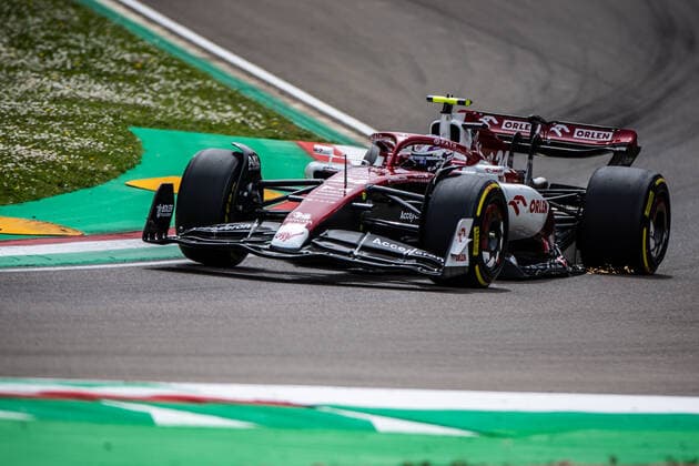 24 ZHOU Guanyu (chi), Alfa Romeo F1 Team ORLEN C42, action during the Formula 1 Grand Premio del Made in Italy e dell Emilia-Romagna 2022, 4th round of the 2022 FIA Formula One World Championship, WM, Weltmeisterschaft on the Imola Circuit, from April 22 to 24, 2022 in Imola, Italy - F1 - EMILIA ROMAGNA GRAND PRIX 2022 DPPI Panoramic  00122010_GH_77980