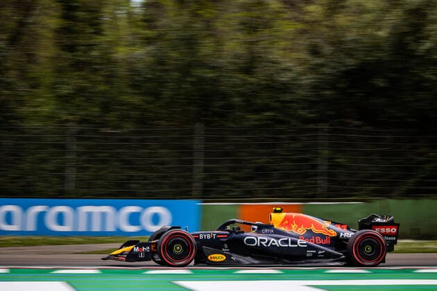 11 PEREZ Sergio (mex), Red Bull Racing RB18, action during the Formula 1 Grand Premio del Made in Italy e dell Emilia-Romagna 2022, 4th round of the 2022 FIA Formula One World Championship, WM, Weltmeisterschaft on the Imola Circuit, from April 22 to 24, 2022 in Imola, Italy - F1 - EMILIA ROMAGNA GRAND PRIX 2022 DPPI Panoramic  00122010_GH_78491