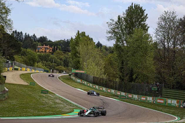 05 VETTEL Sebastian (ger), Aston Martin F1 Team AMR22, action 31 OCON Esteban (fra), Alpine F1 Team A522, action during the Formula 1 Grand Premio del Made in Italy e dell Emilia-Romagna 2022, 4th round of the 2022 FIA Formula One World Championship, WM, Weltmeisterschaft on the Imola Circuit, from April 22 to 24, 2022 in Imola, Italy - F1 - EMILIA ROMAGNA GRAND PRIX 2022 DPPI Panoramic 00122010_GH_78702