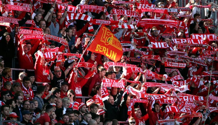 Unionfans Fans Gästefanblock Fahnen Schals Fußball Fussball DFL Bundesliga Herren Saison 2021 2022 23.04.2022 RasenBallsport RB Leipzig RBL vs. 1.FC Union Berlin FCU DFL regulations prohibit any use of photographs as image sequences and or quasi-video. *** Unionfans Fans Gästefanblock Flags Scarves Sports Football Soccer DFL Bundesliga Men Season 2021 2022 23 04 2022 RasenBallsport RB Leipzig RBL vs 1 FC Union Berlin FCU DFL regulations prohibit any use of photographs as image sequences and or quasi video