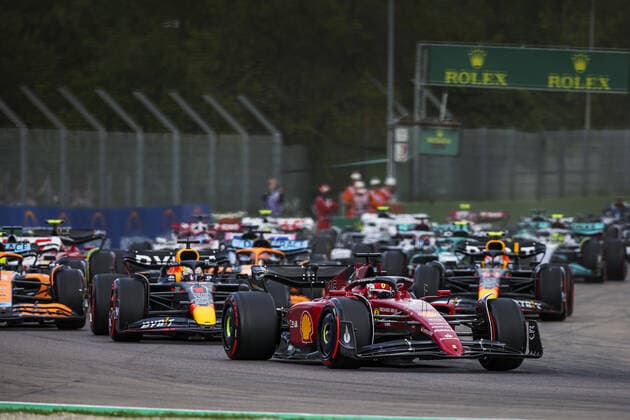 Start of the race, 16 LECLERC Charles (mco), Scuderia Ferrari F1-75, 01 VERSTAPPEN Max (nld), Red Bull Racing RB18, action during the Formula 1 Grand Premio del Made in Italy e dell Emilia-Romagna 2022, 4th round of the 2022 FIA Formula One World Championship, WM, Weltmeisterschaft on the Imola Circuit, from April 22 to 24, 2022 in Imola, Italy - F1 - EMILIA ROMAGNA GRAND PRIX 2022 DPPI Panoramic 00122010_G00D3156.JPG_