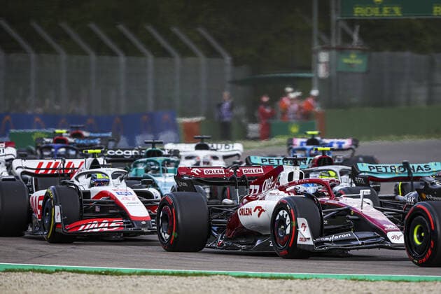 Start of the race, 77 BOTTAS Valtteri (fin), Alfa Romeo F1 Team ORLEN C42, action during the Formula 1 Grand Premio del Made in Italy e dell Emilia-Romagna 2022, 4th round of the 2022 FIA Formula One World Championship, WM, Weltmeisterschaft on the Imola Circuit, from April 22 to 24, 2022 in Imola, Italy - F1 - EMILIA ROMAGNA GRAND PRIX 2022 DPPI Panoramic  00122010_G00D3178.JPG_