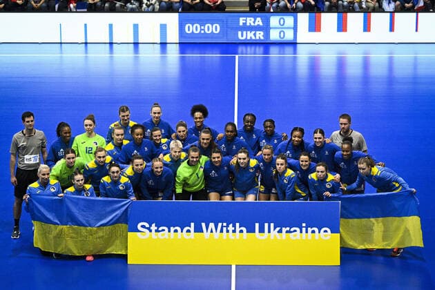 Sport Themen der Woche KW16 message en soutien au peuple ukraininen des joueuses des deux equipes - Stand with Ukraine HANDBALL : France vs Ukraine - Qualification EHF Euro 2022 - 23 04 2022 JBAutissier Panoramic 