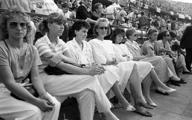 DFB-Pokal Finale 1987 Hamburger SV - Stuttgarter Kickers Deutschland, Berlin, 20.06.1987, Fussball, DFB-Pokal, Saison 1986 1987, Finale Berlin, Hamburger SV - Stuttgarter Kickers (3:1): Stuttgarter Kickers Spielerfrauen auf der Tribüne, DFL DFB REGULATIONS PROHIBIT ANY USE OF PHOTOGRAPHS AS IMAGE SEQUENCES AND OR QUASI-VIDEO. *** DFB Pokal Final 1987 Hamburger SV Stuttgarter Kickers Germany, Berlin, 20 06 1987, Football, DFB Pokal, Season 1986 1987, Final Berlin, Hamburger SV Stuttgarter Kickers 3 1 Stuttgarter Kickers Player Women in the Stand, DFL DFB REGULATES PROHIBIT ANY USE OF PHOTOGRAPHS AS IMAGE SEQUENCES AND OR QUASI VIDEO