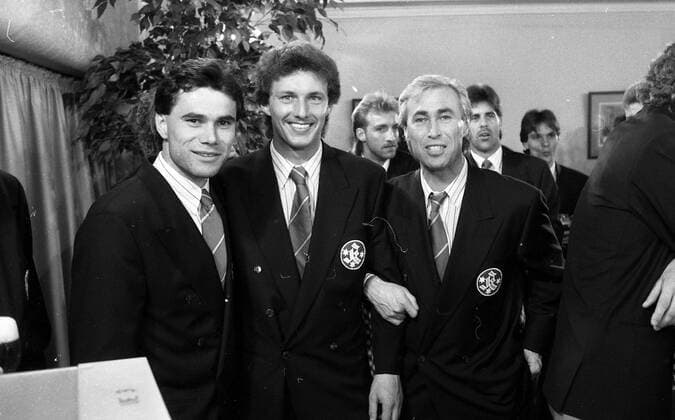 DFB-Pokal Finale 1987 Hamburger SV - Stuttgarter Kickers Deutschland, Berlin, 20.06.1987, Fussball, DFB-Pokal, Saison 1986 1987, Finale Berlin, Hamburger SV - Stuttgarter Kickers (3:1): v.l. Ralf Vollmer, Bernd Schindler (beide Stuttgarter Kickers), Dieter Renner (Trainer Stuttgarter Kickers), DFL DFB REGULATIONS PROHIBIT ANY USE OF PHOTOGRAPHS AS IMAGE SEQUENCES AND OR QUASI-VIDEO. *** DFB Pokal Final 1987 Hamburger SV Stuttgarter Kickers Germany, Berlin, 20 06 1987, Football, DFB Pokal, Season 1986 1987, Final Berlin, Hamburger SV Stuttgarter Kickers 3 1 v l Ralf Vollmer, Bernd Schindler both Stuttgarter Kickers , Dieter Renner Trainer Stuttgarter Kickers , DFL DFB REGULATIONS PROHIBIT ANY USE OF PHOTOGRAPHS AS IMAGE SEQUENCES AND OR QUASI VIDEO