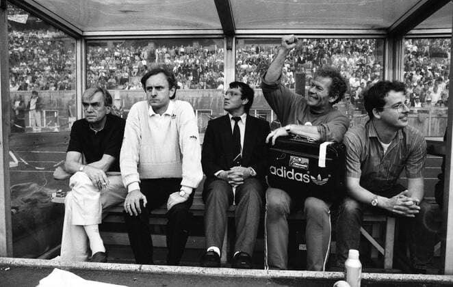 DFB-Pokal Finale 1987 Hamburger SV - Stuttgarter Kickers Deutschland, Berlin, 20.06.1987, Fussball, DFB-Pokal, Saison 1986 1987, Finale Berlin, Hamburger SV - Stuttgarter Kickers (3:1): v.l. Ernst Happel (Trainer Hamburger SV), Aleksandar Ristic (Co-Trainer Hamburger SV), Felix Magath (Manager Hamburger SV), Hermann Rieger (Masseur Hamburger SV), DFL DFB REGULATIONS PROHIBIT ANY USE OF PHOTOGRAPHS AS IMAGE SEQUENCES AND OR QUASI-VIDEO. *** DFB Pokal Final 1987 Hamburger SV Stuttgarter Kickers Germany, Berlin, 20 06 1987, Football, DFB Pokal, Season 1986 1987, Final Berlin, Hamburger SV Stuttgarter Kickers 3 1 v l Ernst Happel Coach Hamburger SV , Aleksandar Ristic Co Coach Hamburger SV , Felix Magath Manager Hamburger SV , Hermann Rieger Masseur Hamburger SV , DFL DFB REGULATIONS PROHIBIT ANY USE OF PHOTOGRAPHS AS IMAGE SEQUENCES AND OR QUASI VIDEO