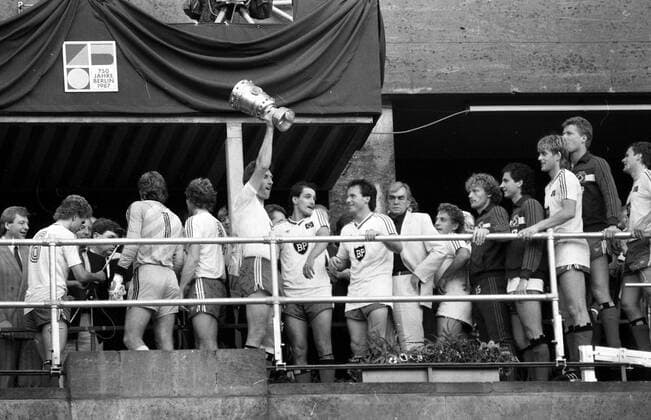 DFB-Pokal Finale 1987 Hamburger SV - Stuttgarter Kickers Deutschland, Berlin, 20.06.1987, Fussball, DFB-Pokal, Saison 1986 1987, Finale Berlin, Hamburger SV - Stuttgarter Kickers (3:1): Manfred Kaltz (Hamburger SV) mit dem Pokal, DFL DFB REGULATIONS PROHIBIT ANY USE OF PHOTOGRAPHS AS IMAGE SEQUENCES AND OR QUASI-VIDEO. *** DFB Pokal Final 1987 Hamburger SV Stuttgarter Kickers Germany, Berlin, 20 06 1987, Football, DFB Pokal, Season 1986 1987, Final Berlin, Hamburger SV Stuttgarter Kickers 3 1 Manfred Kaltz Hamburger SV with the cup, DFL DFB REGULATIONS PROHIBIT ANY USE OF PHOTOGRAPHS AS IMAGE SEQUENCES AND OR QUASI VIDEO