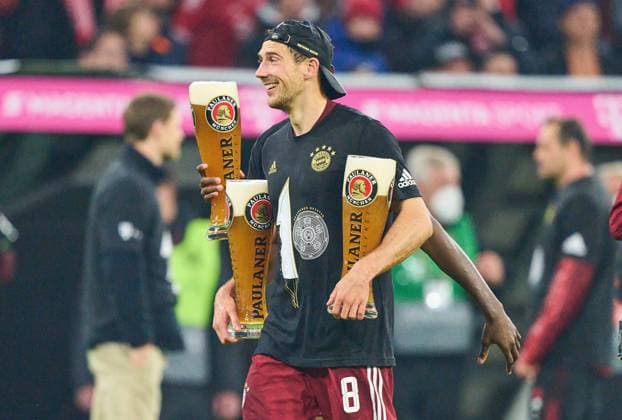 Leon GORETZKA, FCB 8 with 3 beer and 4 arms of Tanguy Nianzou, FCB 23 in the match FC BAYERN MÜNCHEN - BORUSSIA DORTMUND 3-1 1.German Football League on April 23, 2022 in Munich, Germany. Season 2021 2022, match day 31, 1.Bundesliga, München, 31.Spieltag. FCB, BVB