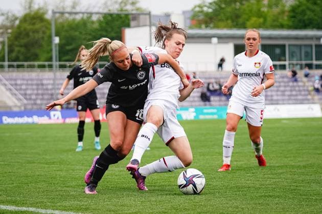 Sport Themen der Woche KW16 Sport Bilder des Tages Frankfurt, Germany, April 24th 2022: Janina Hechler (16 Frankfurt) and Dora Zeller (19 Leverkusen) battle for the ball during the Flyeralarm Frauen-Bundesliga 2021 2022 match between Eintracht Frankfurt and Bayer 04 Leverkusen at Stadium at Brentanobad in Frankfurt am Main, Germany. Norina Toenges Sports Press Photo Flyeralarm Frauen-Bundesliga - Eintracht Frankfurt v Bayer 04 Leverkusen - Stadium at Brentanobad 