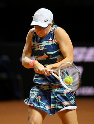 Iga Swiatek POL Action Tennis Women Porsche Cup Porsche Tennis Grand Prix GP Stuttgart 2022 Porsche Arena 24 04 2022 DFL REGULATIONS PROHIBIT ANY USE OF PHOTOGRAPHS AS IMAGE SEQUENCES AND OR QUASI VIDEO Porsche Tennis Grand Prix GP Stuttgart 2022