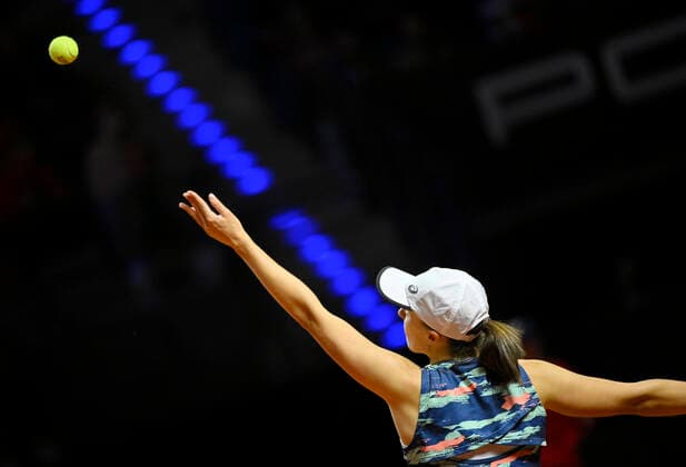 Iga Swiatek POL Action Serve Tennis Women Porsche Cup Porsche Tennis Grand Prix GP Stuttgart 2022 Porsche Arena 24 04 2022 DFL REGULATES PROHIBIT ANY USE OF PHOTOGRAPHS AS IMAGE SEQUENCES AND OR QUASI VIDEO Porsche Tennis Grand Prix GP Stuttgart 2022