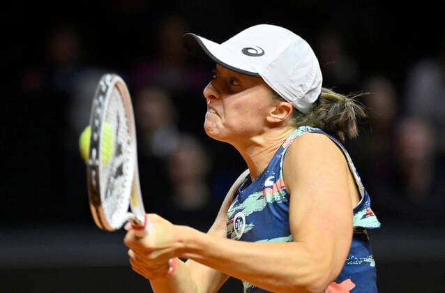 Iga Swiatek POL Action Tennis Women Porsche Cup Porsche Tennis Grand Prix GP Stuttgart 2022 Porsche Arena 24 04 2022 DFL REGULATIONS PROHIBIT ANY USE OF PHOTOGRAPHS AS IMAGE SEQUENCES AND OR QUASI VIDEO Porsche Tennis Grand Prix GP Stuttgart 2022