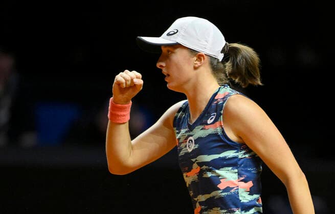 Iga Swiatek POL cheer joy emotion gesture gesture tennis ladies Porsche Cup Porsche Tennis Grand Prix GP Stuttgart 2022 Porsche Arena 24 04 2022 DFL REGULATIONS PROHIBIT ANY USE OF PHOTOGRAPHS AS IMAGE SEQUENCES AND OR QUASI VIDEO Porsche Tennis Grand Prix GP Stuttgart 2022