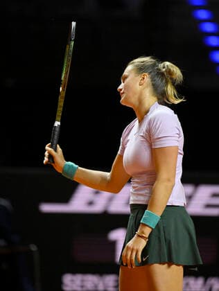 Aryna Sabalenka BLR disappointed gesture gesture tennis ladies Porsche Cup Porsche Tennis Grand Prix GP Stuttgart 2022 Porsche Arena 24 04 2022 DFL REGULATES PROHIBIT ANY USE OF PHOTOGRAPHS AS IMAGE SEQUENCES AND OR QUASI VIDEO Porsche Tennis Grand Prix GP Stuttgart 2022