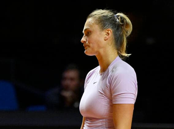 Aryna Sabalenka BLR disappointed gesture gesture tennis ladies Porsche Cup Porsche Tennis Grand Prix GP Stuttgart 2022 Porsche Arena 24 04 2022 DFL REGULATES PROHIBIT ANY USE OF PHOTOGRAPHS AS IMAGE SEQUENCES AND OR QUASI VIDEO Porsche Tennis Grand Prix GP Stuttgart 2022