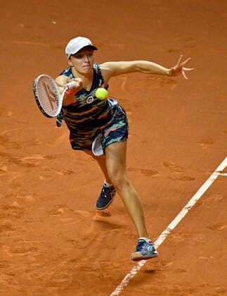 Iga Swiatek POL Action Tennis Women Porsche Cup Porsche Tennis Grand Prix GP Stuttgart 2022 Porsche Arena 24 04 2022 DFL REGULATIONS PROHIBIT ANY USE OF PHOTOGRAPHS AS IMAGE SEQUENCES AND OR QUASI VIDEO Porsche Tennis Grand Prix GP Stuttgart 2022