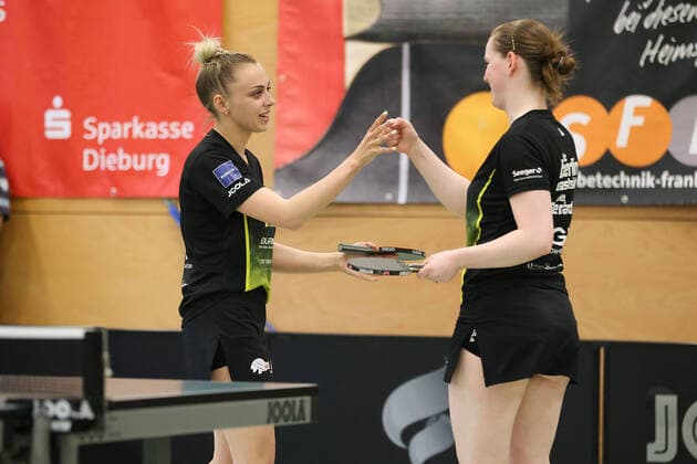 Langstadt 24 04 2022 table tennis womens national league final season 2022 TSV Langstadt ttc Eastside Berlin e V emspor, emonline, oespor, v l , Sabina Surdan ttc eastside berlin e V and Britt Eerland ttc eastside berlin e V cheer Copyright: JoaquimxFerreira