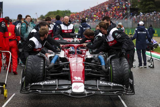 77 BOTTAS Valtteri (fin), Alfa Romeo F1 Team ORLEN C42, on the grid during the Formula 1 Grand Premio del Made in Italy e dell Emilia-Romagna 2022, 4th round of the 2022 FIA Formula One World Championship, WM, Weltmeisterschaft on the Imola Circuit, from April 22 to 24, 2022 in Imola, Italy - F1 - EMILIA ROMAGNA GRAND PRIX 2022 - Race DPPI Panoramic  00122011_GOOD0218.JPG_