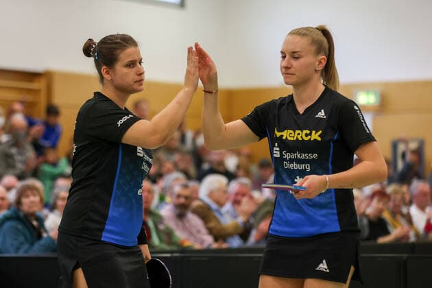 Langstadt 24 04 2022 table tennis ladies national league final season 2022 TSV Langstadt ttc Eastside Berlin e V emspor, emonline, oespor, v l , Petrissa Solja TSV Langstadt table tennis ladies 1 national league and Chantal Mantz TSV Langstadt table tennis ladies 1 national league disappointed, disappointed looking, dissapointed, sad, frustrated, frustration, frustrated Copyright: JoaquimxFerreira