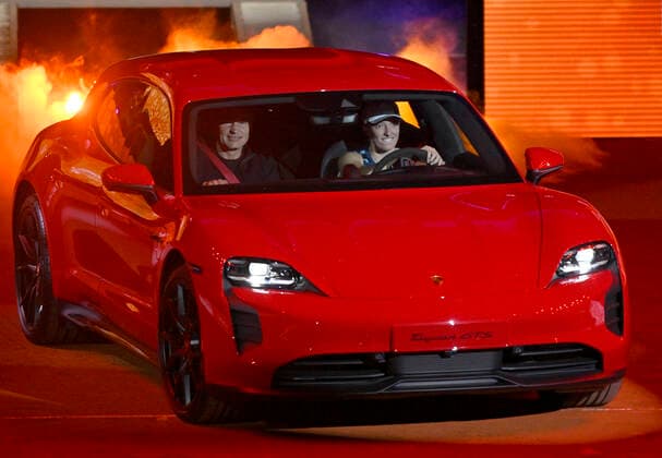 Iga Swiatek POL Award Ceremony Honoring Trophy Winners Vehicle Porsche Taycan GTS Sport Turismo with CEO Porsche AG Oliver Blume Tennis Ladies Porsche Cup Porsche Tennis Grand Prix GP Stuttgart 2022 Porsche Arena 24 04 2022 DFL REGULATIONS PROHIBIT ANY USE OF PHOTOGRAPHS AS IMAGE SEQUENCES AND OR QUASI VIDEO Porsche Tennis Grand Prix GP Stuttgart 2022
