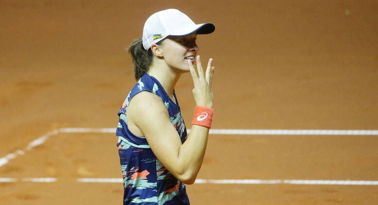 Sport Themen der Woche KW16 Sport Bilder des Tages Stuttgart , Porsche Tennis Grand Prix , Finale , Siegerin Iga Swiatek ( POL ) zeigt mit ihren Fingern den vierten Turniersieg in Folge an *** Stuttgart , Porsche Tennis Grand Prix , Final , Winner Iga Swiatek POL indicates with her fingers the fourth tournament victory in a row