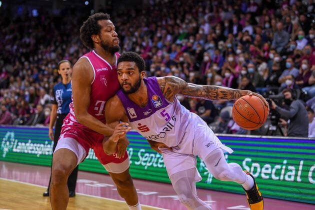 Sport Themen der Woche KW16 Sport Bilder des Tages easyCredit BBL, Telekom Baskets Bonn vs. BG Göttingen, 24.04.2022 Jeff Roberson (BG Göttingen, 5), Justin Gorham (Telekom Baskets Bonn, 4), easyCredit BBL, Telekom Baskets Bonn vs. BG Göttingen am 24.04.2022 im Telekom Dome, Bonn (Nordrhein-Westfalen) *** easyCredit BBL, Telekom Baskets Bonn vs BG Göttingen, 24 04 2022 Jeff Roberson BG Göttingen, 5 , Justin Gorham Telekom Baskets Bonn, 4 , easyCredit BBL, Telekom Baskets Bonn vs BG Göttingen on 24 04 2022 at the Telekom Dome, Bonn North Rhine-Westphalia Copyright: xBEAUTIFULxSPORTS Mueller-Laschetx