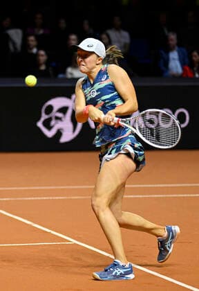 Iga Swiatek POL Action Tennis Women Porsche Cup Porsche Tennis Grand Prix GP Stuttgart 2022 Porsche Arena 24 04 2022 DFL REGULATIONS PROHIBIT ANY USE OF PHOTOGRAPHS AS IMAGE SEQUENCES AND OR QUASI VIDEO Porsche Tennis Grand Prix GP Stuttgart 2022