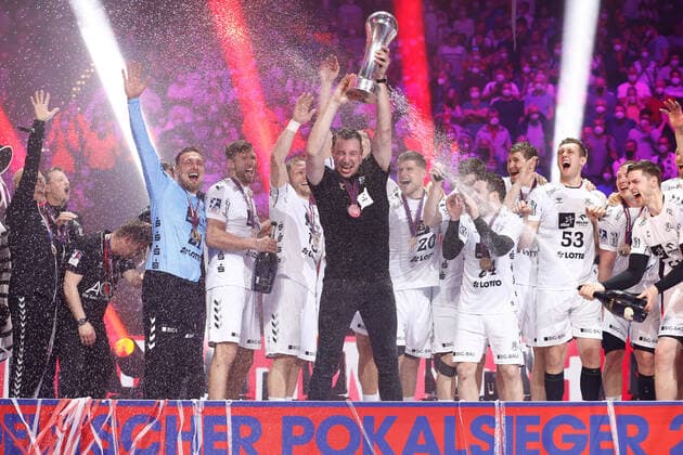 Sport Themen der Woche KW16 Sport Bilder des Tages 23.04.2022, xgox, Handball - DHB Pokal Halbfinale, SC Magdeburg - HC Erlangen emspor, v.l. Filip Jicha (Kiel, Trainer) Jubel ueber den Sieg, Jubel nach Spielende Hamburg *** 23 04 2022, xgox, handball DHB Cup semifinal, SC Magdeburg HC Erlangen emspor, f l Filip Jicha Kiel, coach jubilation over the victory, jubilation after the end of the game Hamburg