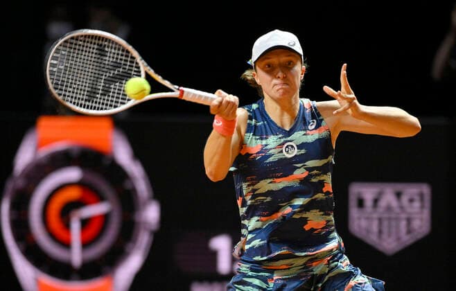 Iga Swiatek POL Action Tennis Women Porsche Cup Porsche Tennis Grand Prix GP Stuttgart 2022 Porsche Arena 24 04 2022 DFL REGULATIONS PROHIBIT ANY USE OF PHOTOGRAPHS AS IMAGE SEQUENCES AND OR QUASI VIDEO Porsche Tennis Grand Prix GP Stuttgart 2022