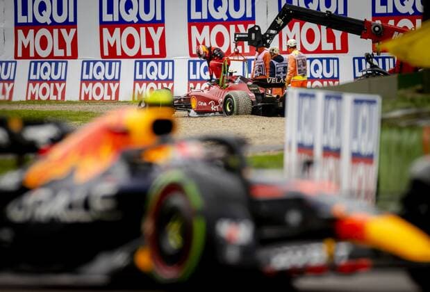 IMOLA Carlos Sainz 55 with the Ferrari retires, with in the foreground Max Verstappen 1 with the Oracle Red Bull Racing RB18 Honda during the F1 Grand Prix of Emilia Romagna at Autodromo Enzo e Dino Ferrari on April 24, 2022 in Imola , Italy REMKO DE WAAL GP Emilia Romagna 2022 RACE 2022 xVIxANPxSportx xxANPxIVx 447555083 originalFilename: 447555083.jpg