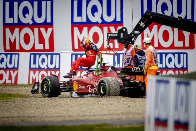 IMOLA Carlos Sainz 55 with the Ferrari retires during the F1 Grand Prix of Emilia Romagna at Autodromo Enzo e Dino Ferrari on April 24, 2022 in Imola, Italy REMKO DE WAAL GP Emilia Romagna 2022 RACE 2022 xVIxANPxSportx xxANPxIVx 447555161 originalFilename: 447555161.jpg
