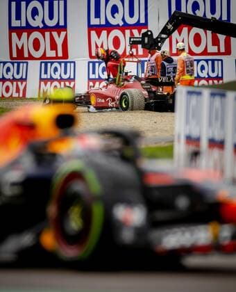 IMOLA Carlos Sainz 55 with the Ferrari retires, with in the foreground Max Verstappen 1 with the Oracle Red Bull Racing RB18 Honda during the F1 Grand Prix of Emilia Romagna at Autodromo Enzo e Dino Ferrari on April 24, 2022 in Imola , Italy REMKO DE WAAL GP Emilia Romagna 2022 RACE 2022 xVIxANPxSportx xxANPxIVx 447555682 originalFilename: 447555682.jpg