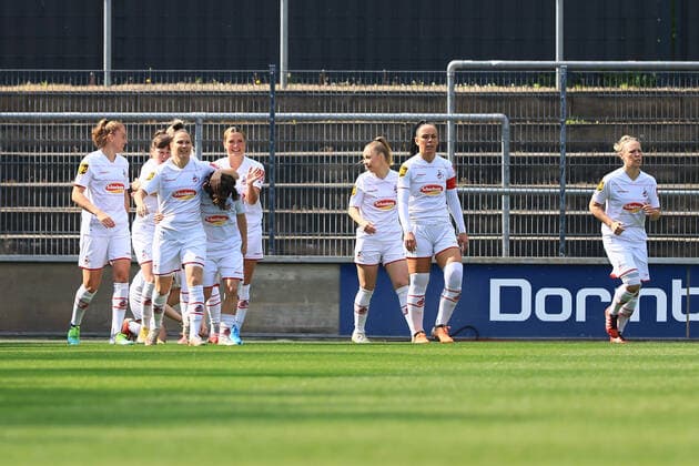Flyeralarm Frauen Bundesliga 2021 2022, 1 FC Köln SV Werder Bremen goal in the 1 minute of play by Amber Barrett FC, 22 after preparation Alicia Gudorf FC, 12 with Myrthe Moorrees FC, 6 , Peggy Kuznik FC, 21 Köln Franz Kremer Stadion, lawn North Rhine Westphalia Germany