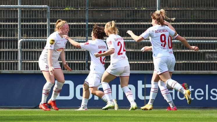 f li Goal scorer Amber Barrett 1 FC Cologne, 22 and players from 1 FC Cologne with goal celebration, jubilation, optimistic, game scene, highlight, joy about the goal to 1 0, THE DFB DIRECTIVES PROHIBIT ANY USE OF PHOTOGRAPHS AS IMAGE SEQUENCES AND OR QUASI VIDEO , 24 04 2022, Cologne Germany , Football, Flyeralarm Frauen Bundesliga, 1 FC Köln SV Werder Bremen xobx