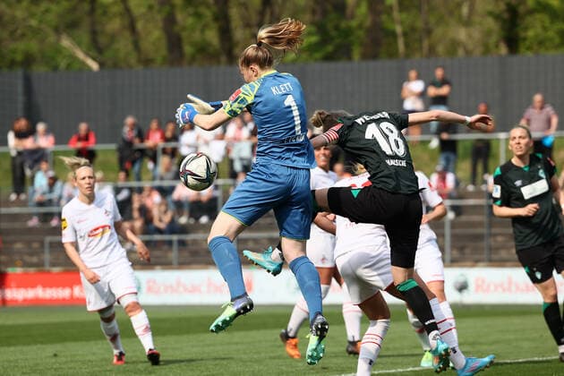 Flyeralarm Womens Bundesliga 2021 2022, 1 FC Cologne SV Werder Bremen penalty action with Manon Klett FC, 1 , Lina Hausicke , 18 Cologne Franz Kremer Stadium, turf North Rhine Westphalia Germany