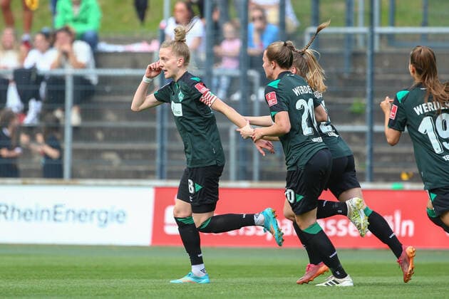 v li Goal scorer Lina Hausicke SV Werder Bremen, 18 with goal celebration, jubilation, optimistic, game scene, highlight, joy about the goal to 1 1, THE DFB DIRECTIVES PROHIBIT ANY USE OF PHOTOGRAPHS AS IMAGE SEQUENCES AND OR QUASI VIDEO , 24 04 2022, Cologne Germany , Football, Flyeralarm Frauen Bundesliga, 1 FC Köln SV Werder Bremen xobx