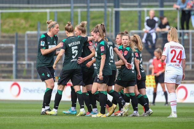 v li SV Werder Bremen players celebrating goal, jubilation, optimistic, game scene, highlight, joy over the goal to 1 1, THE DFB DIRECTIVES PROHIBIT ANY USE OF PHOTOGRAPHS AS IMAGE SEQUENCES AND OR QUASI VIDEO , 24 04 2022, Cologne Germany , Football, Flyeralarm Frauen Bundesliga, 1 FC Köln SV Werder Bremen xobx