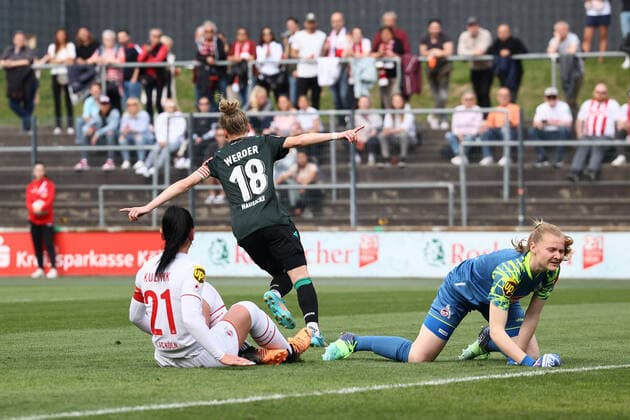 Flyeralarm Frauen Bundesliga 2021 2022, 1 FC Köln SV Werder Bremen equalizer to 1 1 by Lina Hausicke , 18 with Peggy Kuznik FC, 21 , Manon Klett FC, 1 Köln Franz Kremer Stadion, turf North Rhine Westphalia Germany