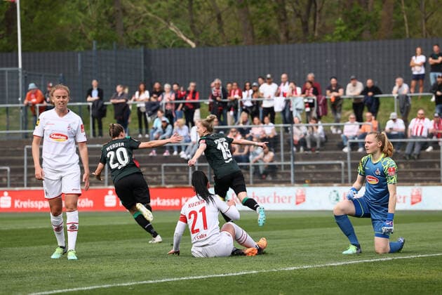 Flyeralarm Frauen Bundesliga 2021 2022, 1 FC Köln SV Werder Bremen equalizer to 1 1 by Lina Hausicke SVW, 18 with Peggy Kuznik FC, 21 , Manon Klett FC, 1 , Myrthe Moorrees FC, 6 Köln Franz Kremer Stadion, Lawn North Rhine Westphalia Germany