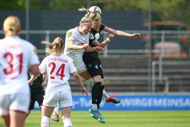 f l Sharon Beck 1 FC Köln, 10 and Lina Hausicke SV Werder Bremen, 18 in header duel, header, duel, action, action, game scene, THE DFB DIRECTIVES PROHIBIT ANY USE OF PHOTOGRAPHS AS IMAGE SEQUENCES AND OR QUASI VIDEO , 24 04 2022, Cologne Germany , Football, Flyeralarm Frauen Bundesliga, 1 FC Köln SV Werder Bremen xobx