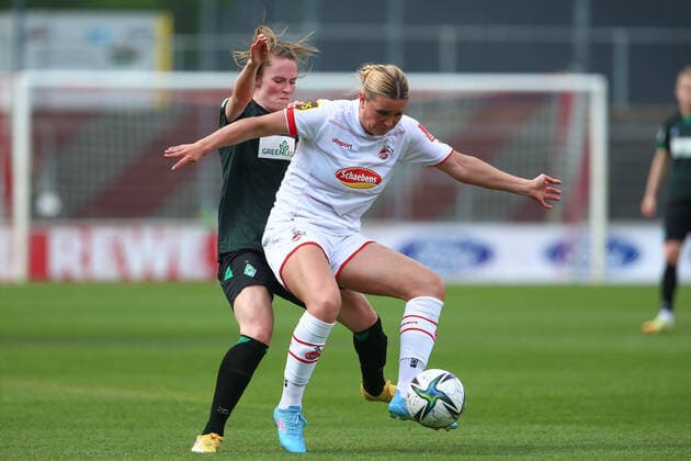 f l Reena Wichmann SV Werder Bremen, 6 and Rachel Rinast 1 FC Köln, 31 in duel, duel, dynamic, action, game scene, THE DFB REGULATIONS PROHIBIT ANY USE OF PHOTOGRAPHS AS IMAGE SEQUENCES AND OR QUASI VIDEO , 24 04 2022, Cologne Germany , Football, Flyeralarm Frauen Bundesliga, 1 FC Köln SV Werder Bremen xobx
