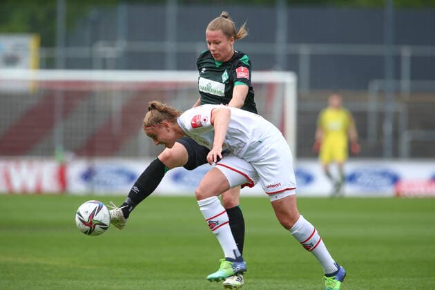 f l Christin Meyer SV Werder Bremen, 20 and Myrthe Moorrees 1 FC Köln, 6 in duel, duel, dynamic, action, game scene, THE DFB REGULATIONS PROHIBIT ANY USE OF PHOTOGRAPHS AS IMAGE SEQUENCES AND OR QUASI VIDEO , 24 04 2022, Cologne Germany , Football, Flyeralarm Frauen Bundesliga, 1 FC Köln SV Werder Bremen xobx